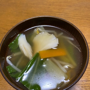 青梗菜・玉ねぎ・舞茸・人参の中華スープ